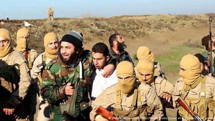 صورة الطيار الأردني أسيرا بيد مقاتلي داعش